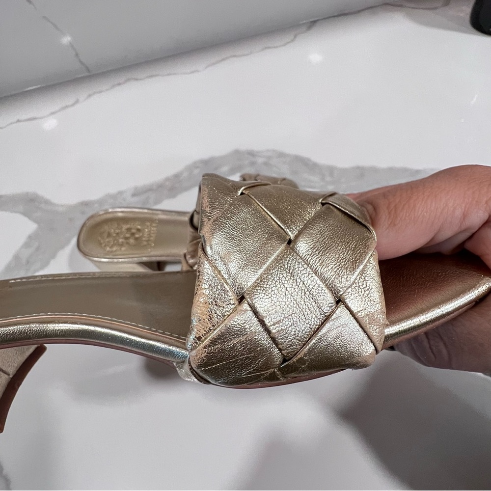 Vince Camuto Women’s Semtera Sandal Gold Metallic Block Heel Sz 6‎ -FLAWED - Picture 12 of 16